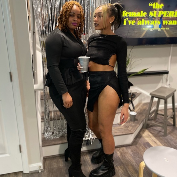 VEGAN SUEDE BACKLESS TOP - BLACK🖤 - Picture 6 of 11